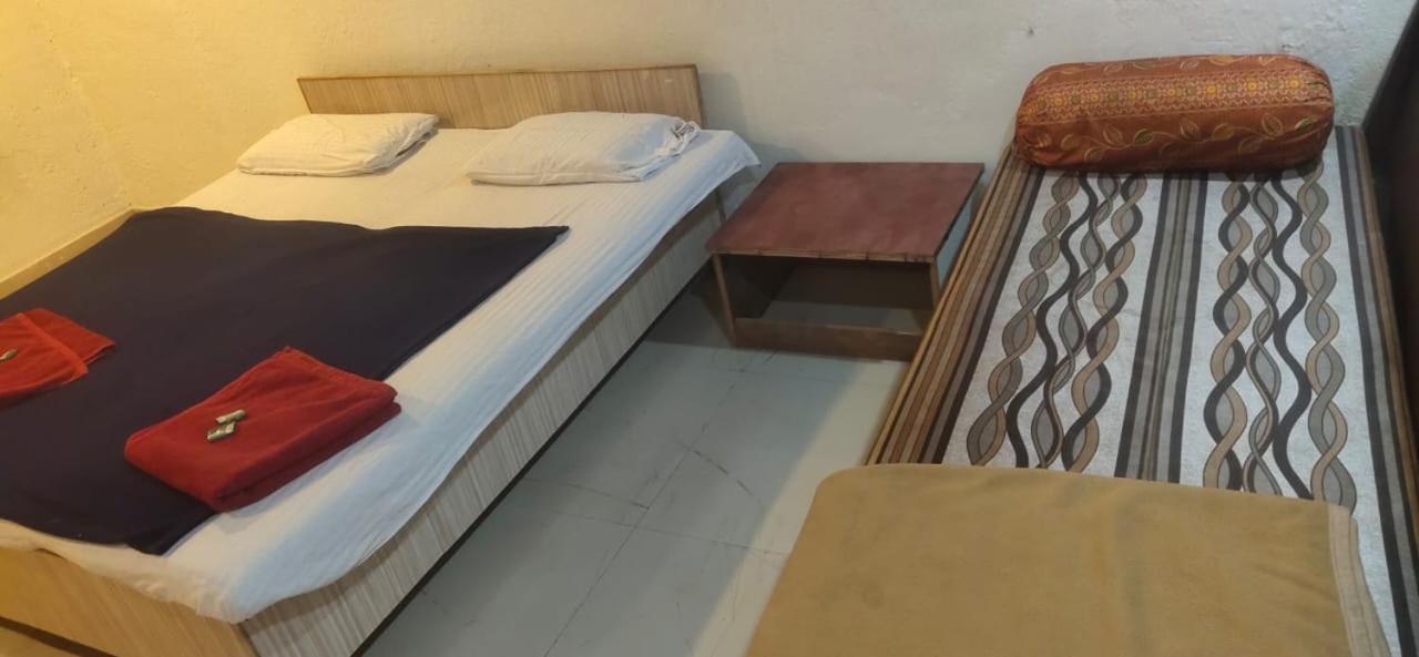 Hilltone Veg Non Veg Matheran Hotel Buitenkant foto