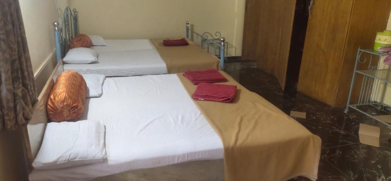 Hilltone Veg Non Veg Matheran Hotel Buitenkant foto