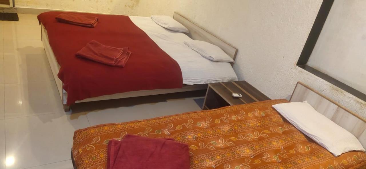 Hilltone Veg Non Veg Matheran Hotel Buitenkant foto