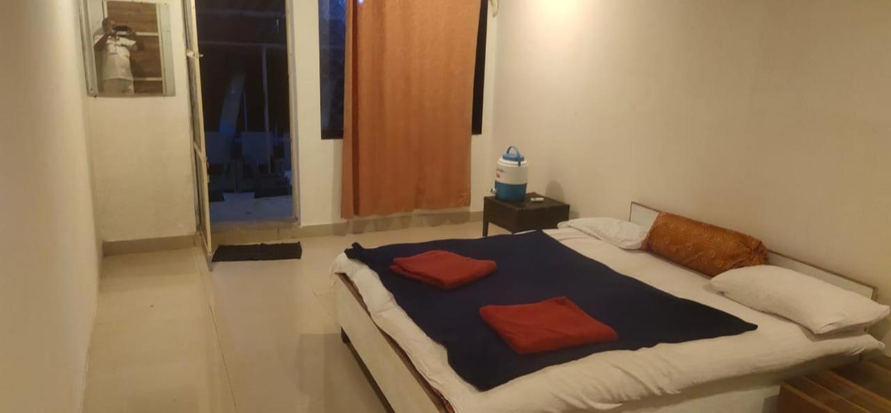 Hilltone Veg Non Veg Matheran Hotel Buitenkant foto