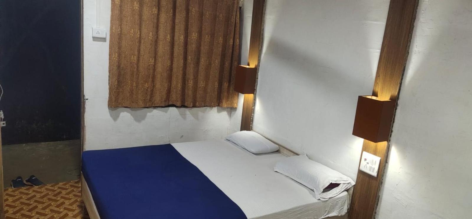 Hilltone Veg Non Veg Matheran Hotel Buitenkant foto